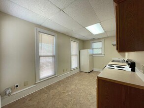 120 W 10th Ave in Hutchinson, KS - Foto de edificio - Building Photo