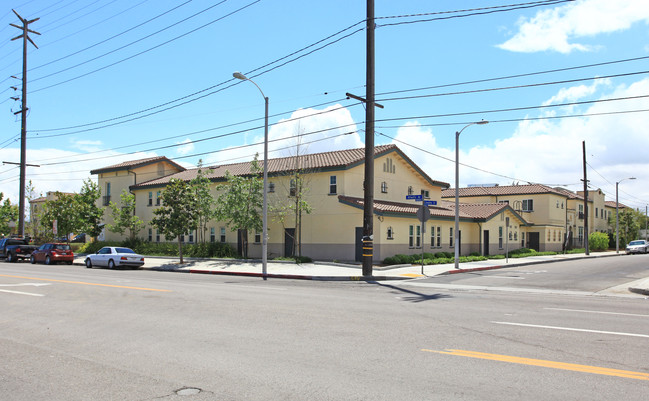 Casa Dominguez in East Rancho Dominguez, CA - Foto de edificio - Building Photo