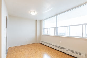 30 Gilder Dr in Toronto, ON - Building Photo - Interior Photo