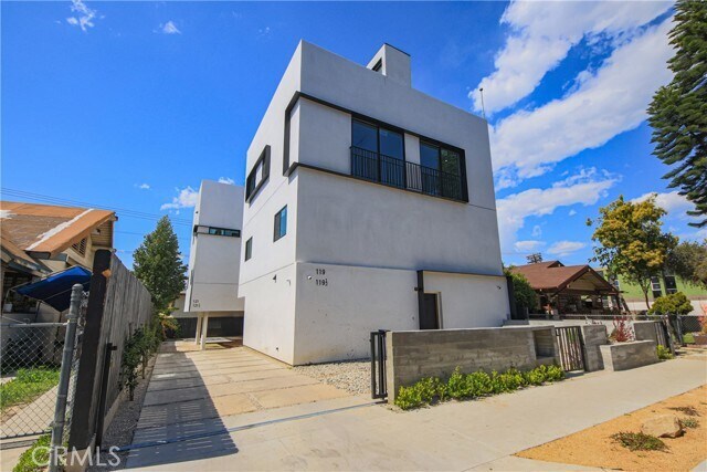121 S Coronado St in Los Angeles, CA - Building Photo