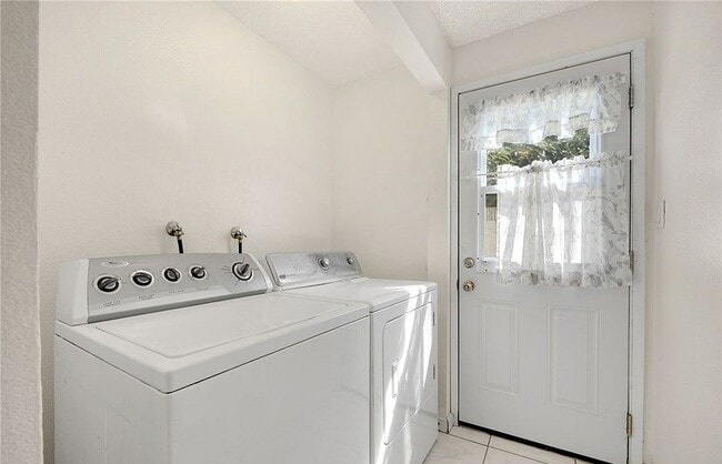 14721 Riata St in Midway City, CA - Building Photo - Building Photo