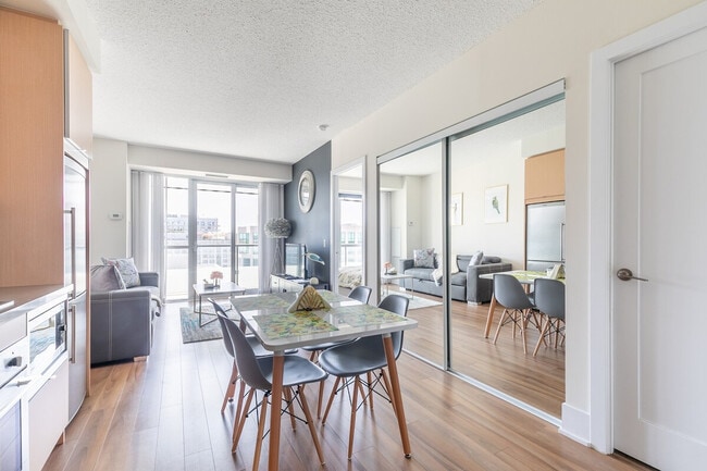 300 Front St W, Unit SI ID1462207P in Toronto, ON - Building Photo - Building Photo