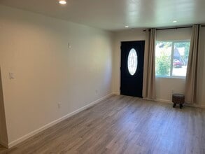 7136 Forest Hills Rd in Canoga Park, CA - Building Photo - Building Photo