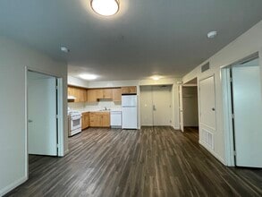 Arminta Square Apartments in Sun Valley, CA - Foto de edificio - Building Photo