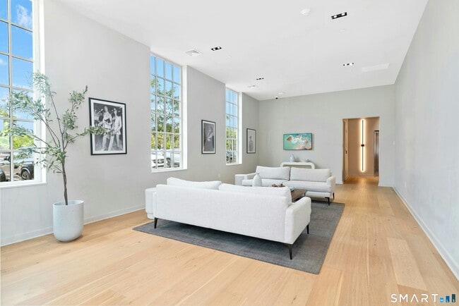 15 Corbin Dr in Darien, CT - Building Photo - Building Photo