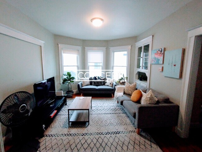 24 Curtis Ave in Somerville, MA - Foto de edificio - Building Photo