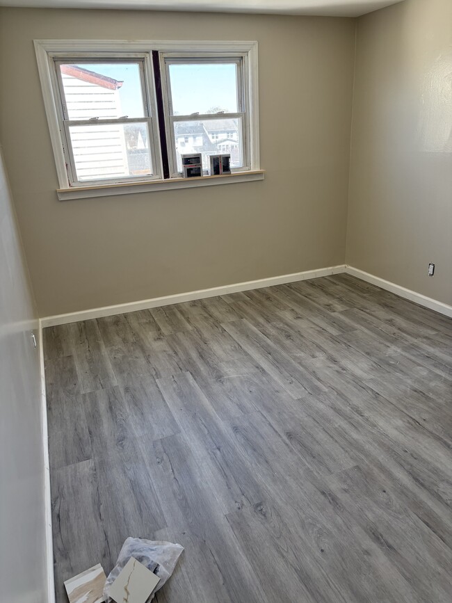 1158 Roosevelt Ave, Unit 1 in Carteret, NJ - Foto de edificio - Building Photo