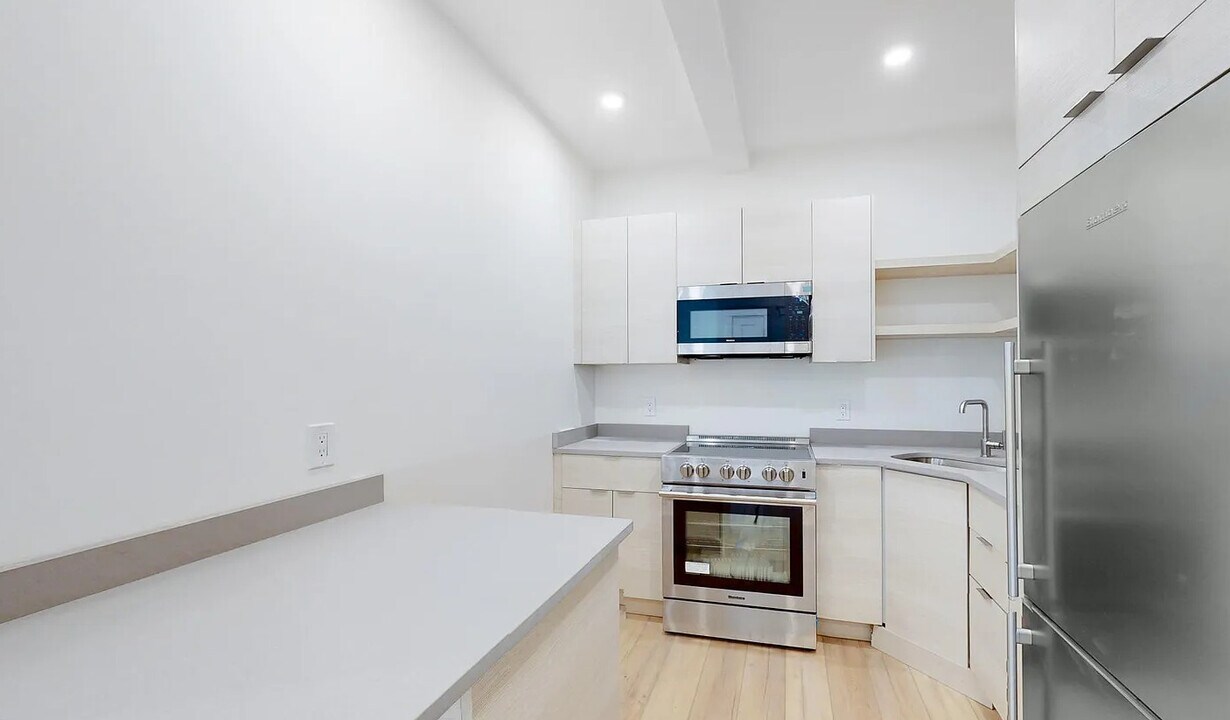 1510 N Shore Rd in Revere, MA - Building Photo