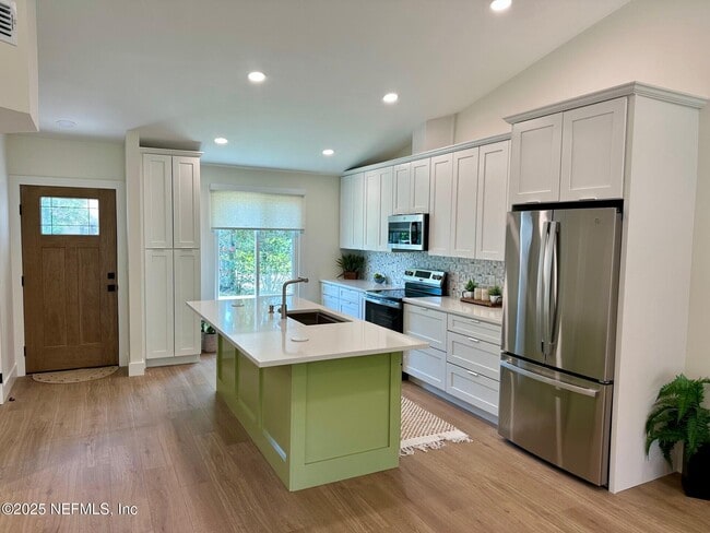 573 Aquatic Dr in Atlantic Beach, FL - Building Photo - Building Photo