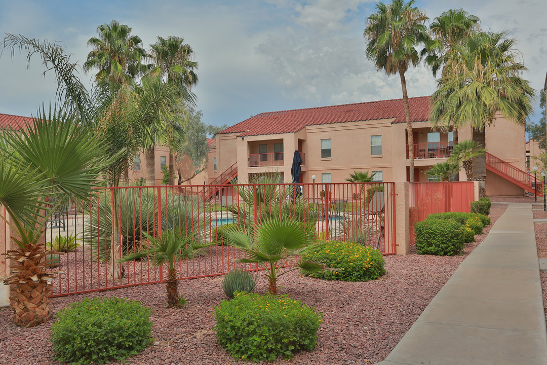 La Posada Apartments in Tucson, AZ - Building Photo