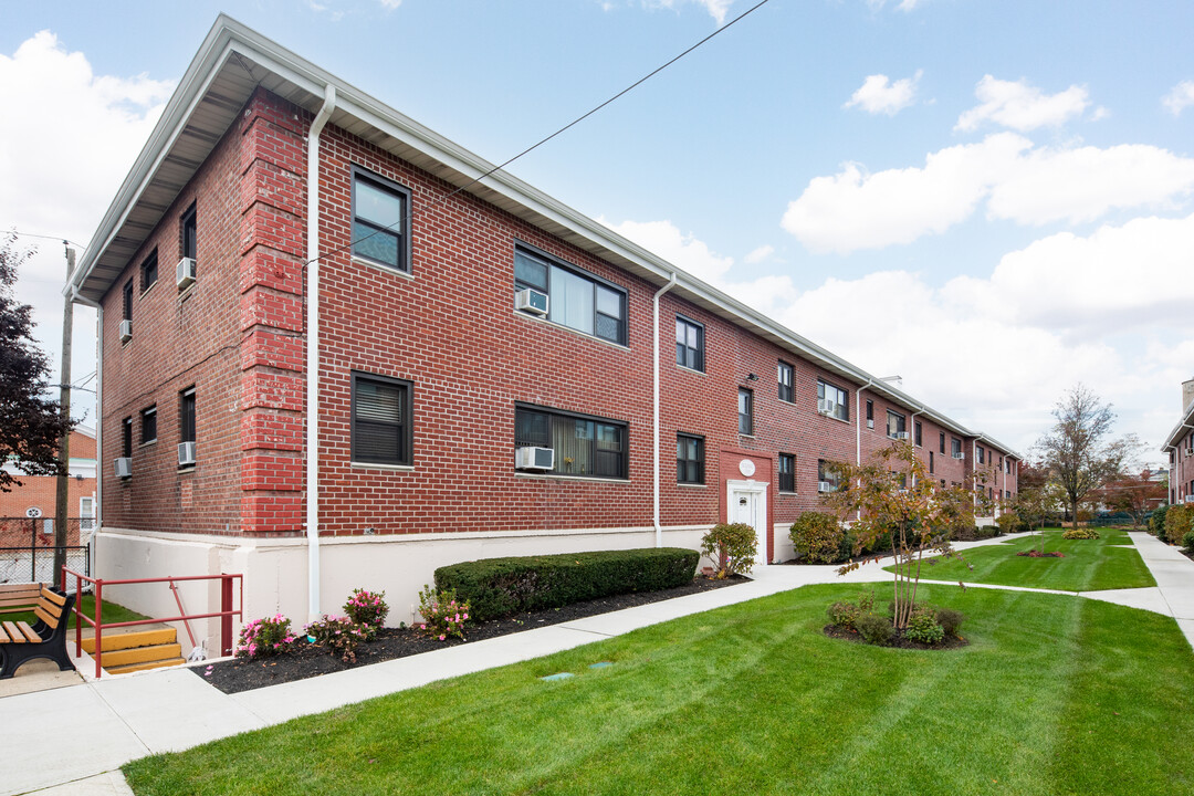 Flowerview Gardens in Floral Park, NY - Foto de edificio