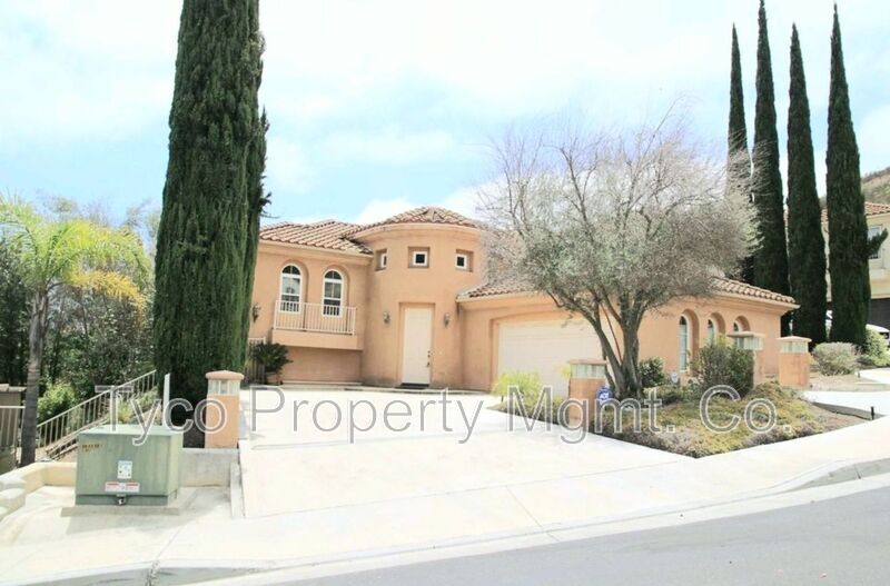 2021 Pleasant Waters Ct in Spring Valley, CA - Building Photo