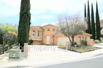 2021 Pleasant Waters Ct in Spring Valley, CA - Foto de edificio - Building Photo