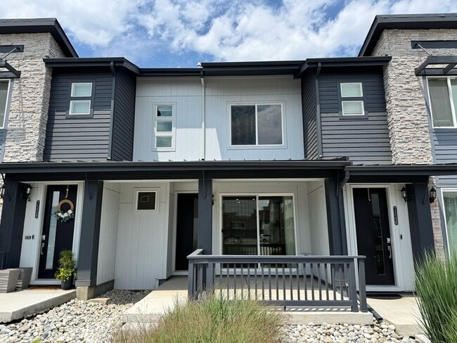 7348 W Asbury Dr in Lakewood, CO - Building Photo - Building Photo