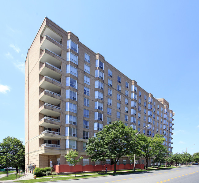 11 Thorncliffe Park Dr | Toronto, ON Apartments