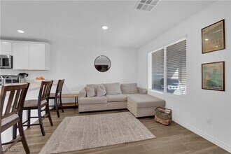 6200 Foxes Dl St in Las Vegas, NV - Building Photo - Building Photo