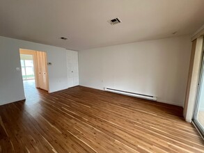 409 Weymouth Ct in Ridge, NY - Building Photo - Building Photo