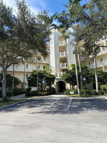 3500 Oaks Clubhouse Dr in Pompano Beach, FL - Foto de edificio