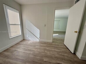 4086 N Pine Island Rd in Sunrise, FL - Building Photo - Building Photo