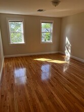 8 Anoka Ave, Unit #2A in Barrington, RI - Foto de edificio - Building Photo