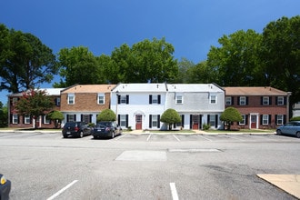 Gosnold Mews Apartments in Hampton, VA - Foto de edificio - Building Photo