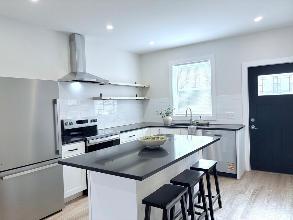186 Conway St, Unit North Side in Greenfield, MA - Building Photo