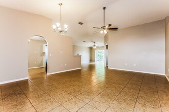 6922 Crown Lake Dr in Gibsonton, FL - Building Photo - Building Photo