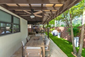 9805 NW 89th Ter in Doral, FL - Building Photo - Building Photo