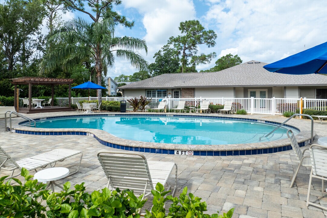 Indigo Pines in Daytona Beach, FL - Foto de edificio