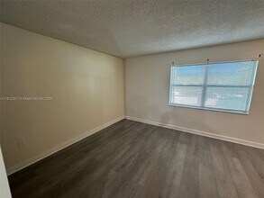 950 NW 11th St in Miami, FL - Building Photo - Building Photo