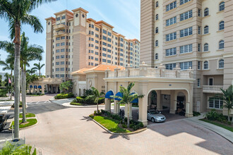 Sarasota Bay Club I & II in Sarasota, FL - Foto de edificio - Building Photo