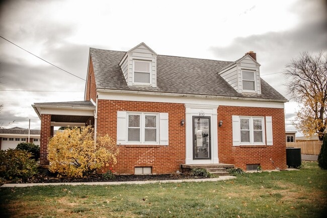 870 E Main St in Mount Joy, PA - Building Photo - Building Photo