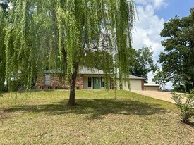10052 W Lakeshore Dr in Tyler, TX - Building Photo