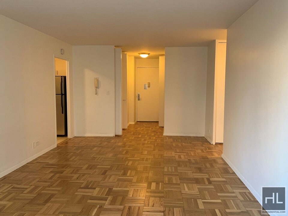 EAST 49 STREET in New York, NY - Building Photo