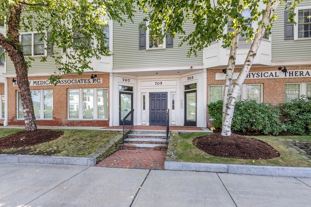 705 Washington St in Canton, MA - Building Photo