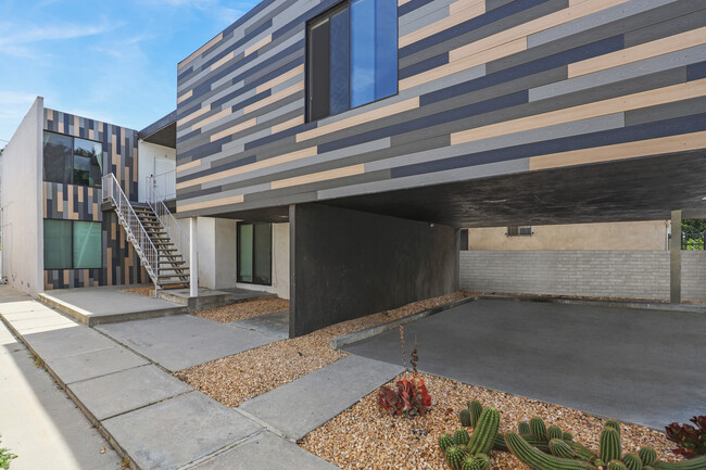 2422 Meadowvale Ave in Los Angeles, CA - Foto de edificio - Building Photo