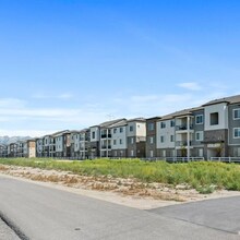 687 N 380 W, Unit X-302 in Orem, UT - Building Photo - Building Photo
