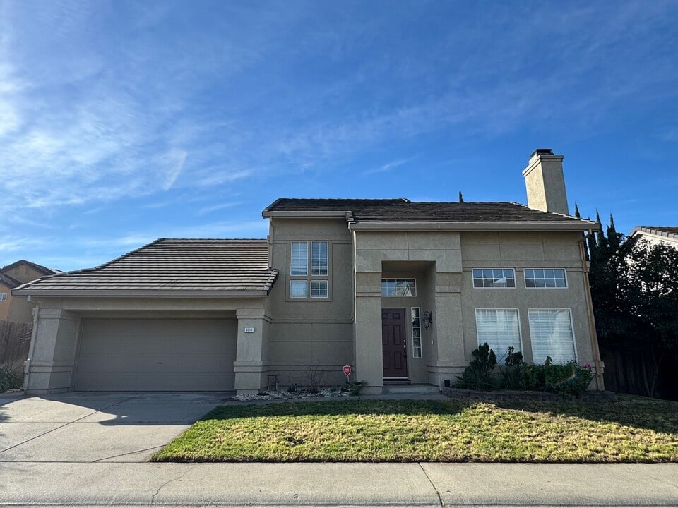3516 Merano Way in Antelope, CA - Foto de edificio