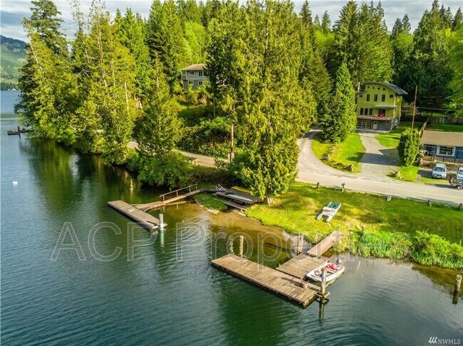 931 W Lake Samish Dr in Bellingham, WA - Building Photo - Building Photo