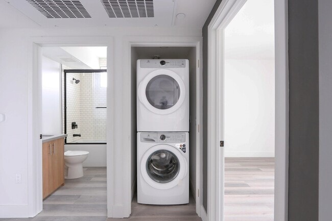 11155 Huston St, Unit 306 in Los Angeles, CA - Building Photo - Building Photo