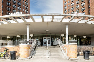 Argentine Tower in Corona, NY - Foto de edificio - Building Photo