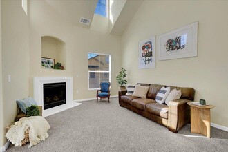 5350 Dunlay Dr, Unit 817 in Sacramento, CA - Building Photo - Building Photo