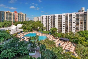 16909 N Bay Rd in Sunny Isles Beach, FL - Building Photo