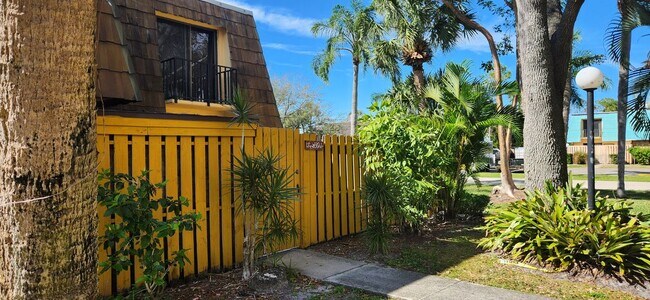 12339 Woodrose Ct in Ft. Myers, FL - Foto de edificio - Building Photo