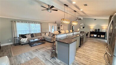 323 SW Ridge Ln in Stuart, FL - Foto de edificio - Building Photo
