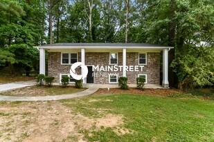 2882 Green Trail Dr in College Park, GA - Building Photo