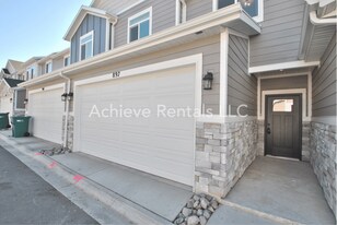 905 Robert Ave in Layton, UT - Building Photo