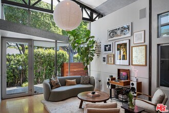 8735 Dorrington Ave in West Hollywood, CA - Building Photo - Building Photo