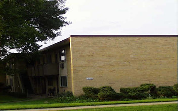 587 Park Plaza in Glen Ellyn, IL - Building Photo - Building Photo