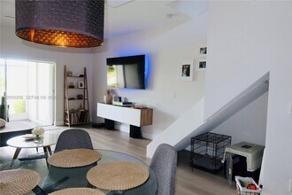 16755 Hemingway Dr in Weston, FL - Building Photo - Building Photo